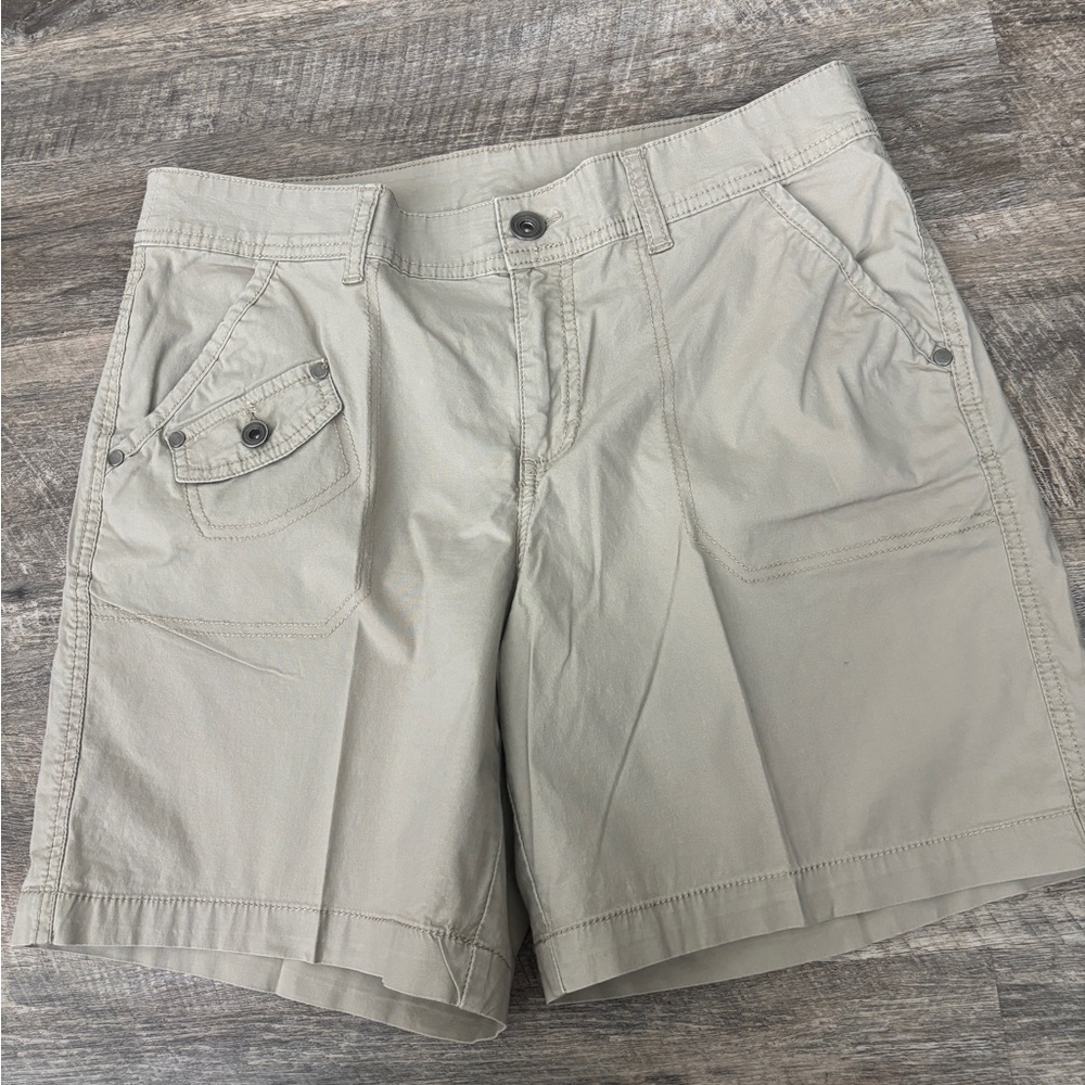Style & Co by Macy’s Women's Beige Cargo Shorts Size 10 -gently worn a few times